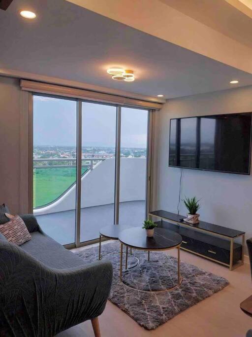 1Bedroom Unit At Azure North With Netflix Up To 6Pax San Fernando  Exteriér fotografie